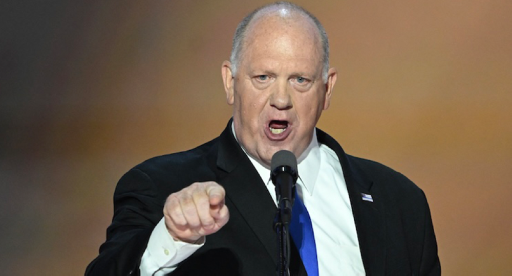 Tom Homan, nombrado por Trump como futuro Zar fronterizo, asegura que puede deportar familias enteras aunque los niños hayan nacido en Estados Unidos. En la foto, durante un discurso en la Convención conservadora a inicios de año./AFP,image_description: