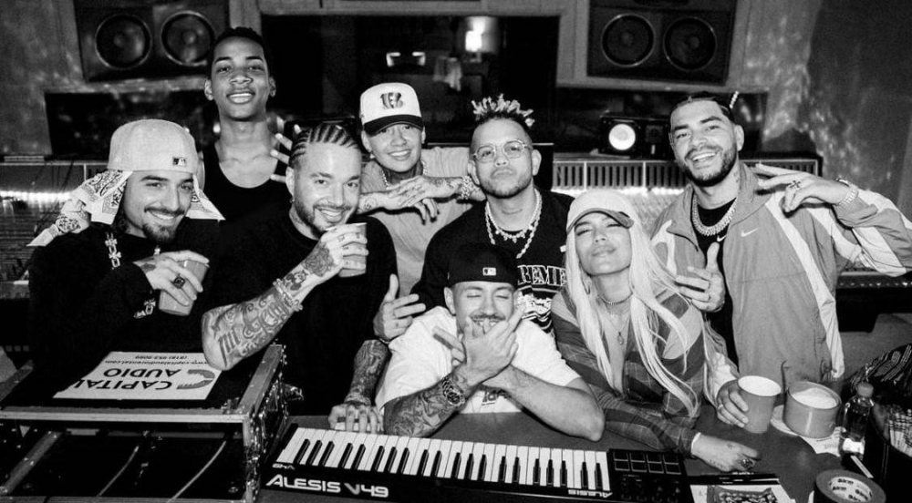 Maluma compartió una foto de la grabación junto a Karol G, J Balvin, Feid, Blessd, Ryan Castro y DFZM.,image_description: