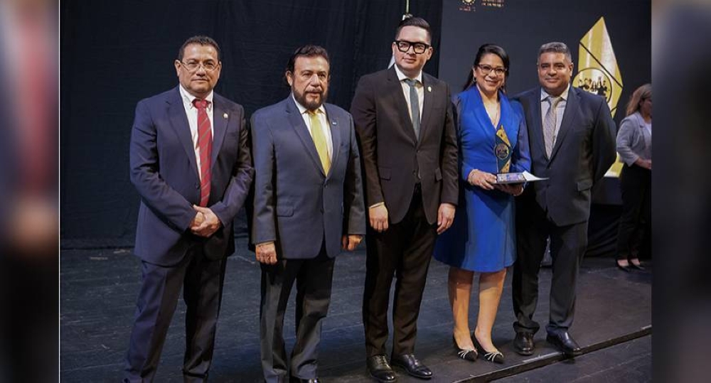 Representantes de Industrias LAFORD junto al Ministrode Trabajo, Rolando Castro, el vicepresidente de El Salvador, Félix Ulloa y el presidente del PARLACEN, Carlos Hernández durante la entrega del Premio Nacional al Trabajo Decente. /Cortesía,image_description: