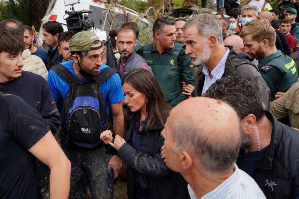 Alrededor de 130,000 personas se manifestaron el sábado en la ciudad de Valencia, donde muchos pidieron la dimisión de Mazón, pero sin ahorrar tampoco críticas a Sánchez. /AFPn,image_description: