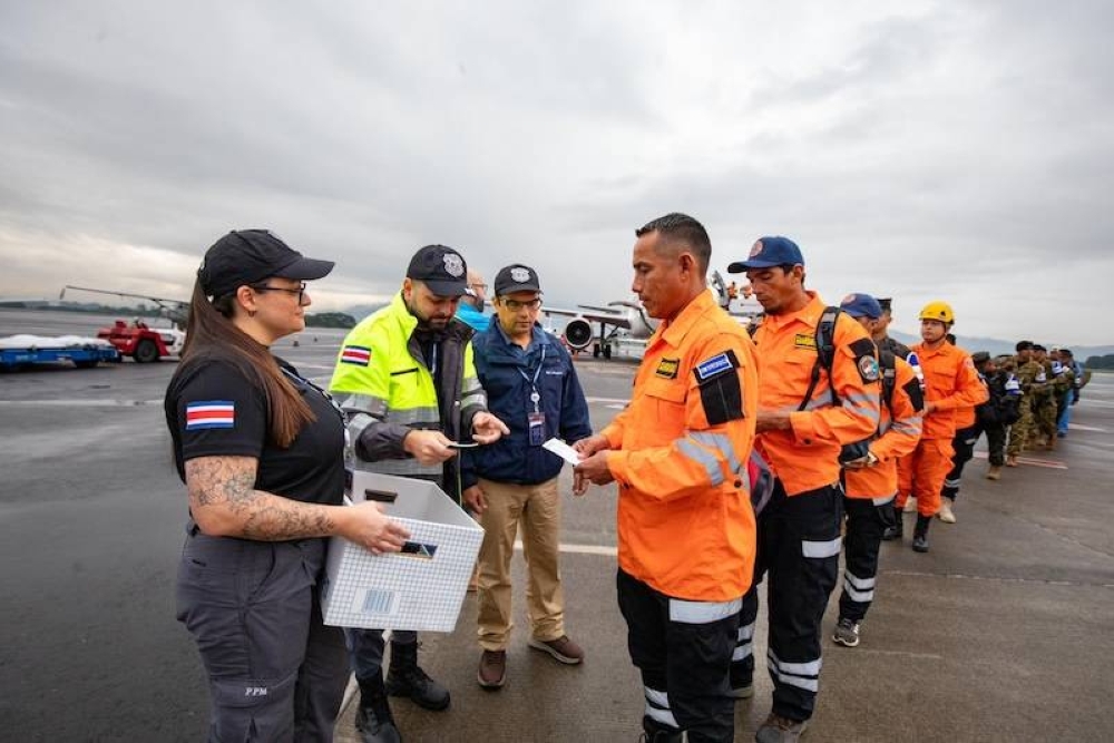 Autoridades costarricenses recibieron al primer contingente salvadoreño que colaborará en las zonas afectadas por las lluvias en Costa Rica./Capresn,image_description: