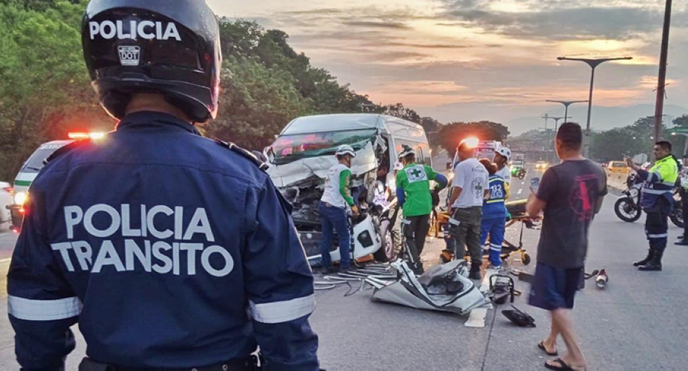 El choque entre el microbús y el camión ocurrió en el bulevar Monseñor Romero la mañana de este martes.,image_description: