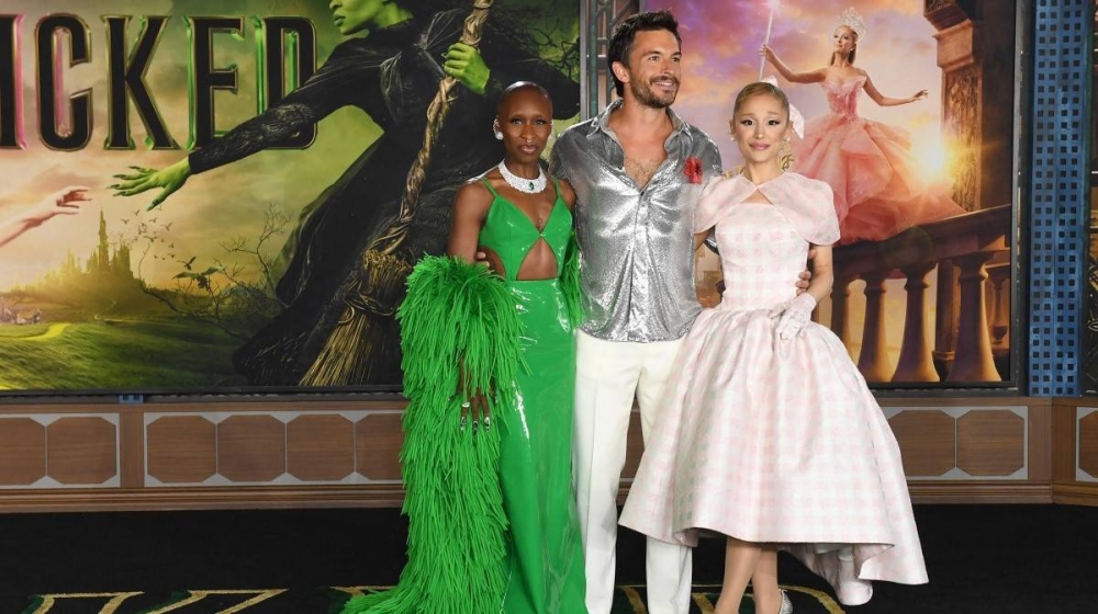 La actriz y cantante británica Cynthia Erivo, el actor Jonathan Bailey y la cantante y actriz Ariana Grande en la premier en Los Ángeles. Photo by VALERIE MACON / AFP,image_description: