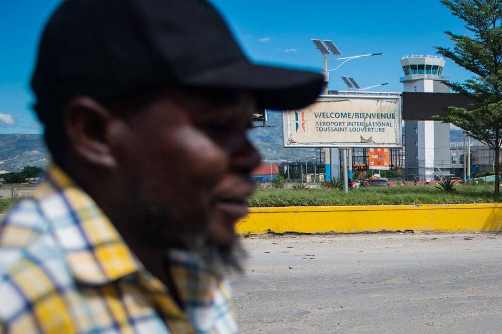 Un hombre pasa por el Aeropuerto Internacional Toussaint Louverture en Puerto Príncipe, Haití, el 12 de noviembre de 2024. /AFP,image_description: