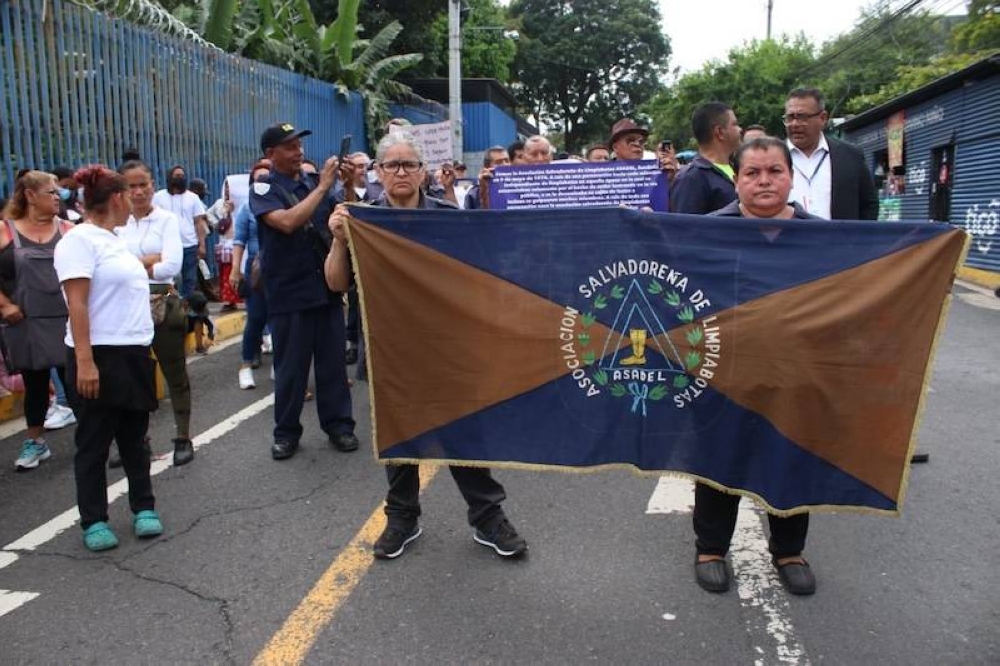 La Asociación de limpiabotas se manifestó afuera de la Asamblea Legislativa.:Lisbeth Ayala.,image_description: