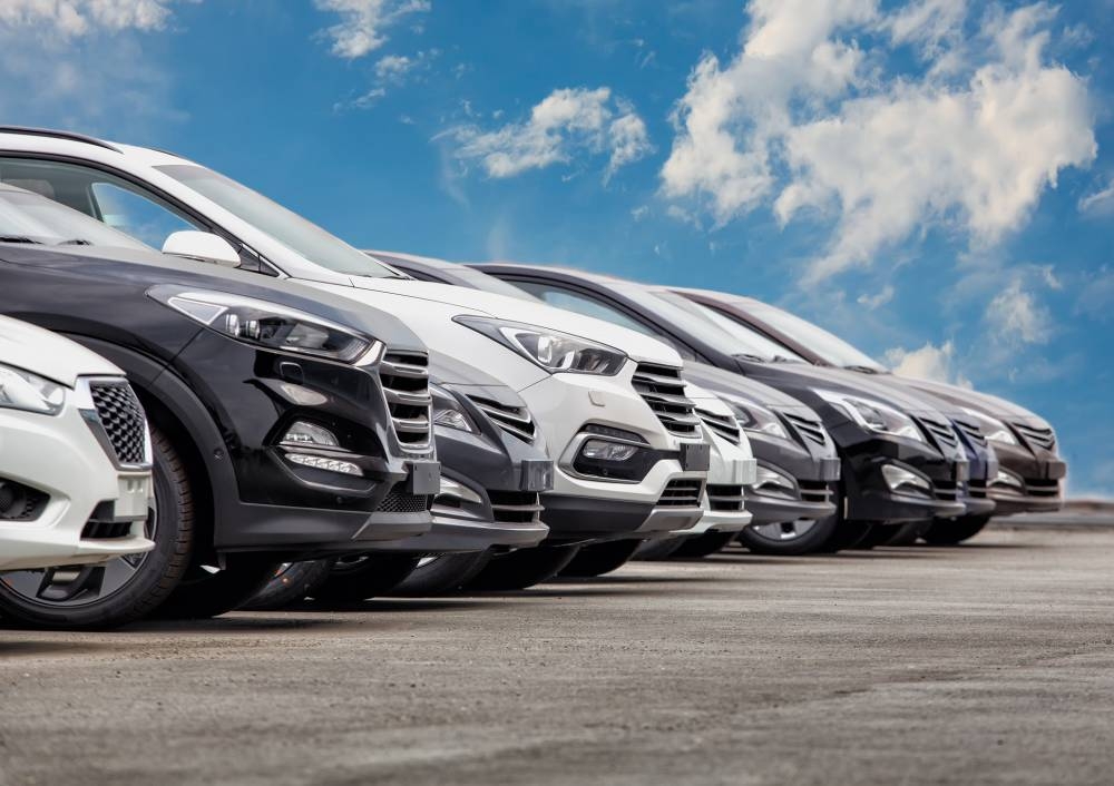 El sector se prepara para vender más de 25,000 unidades nuevas en 2024. /DEM,image_description:Cars For Sale Stock Lot Row