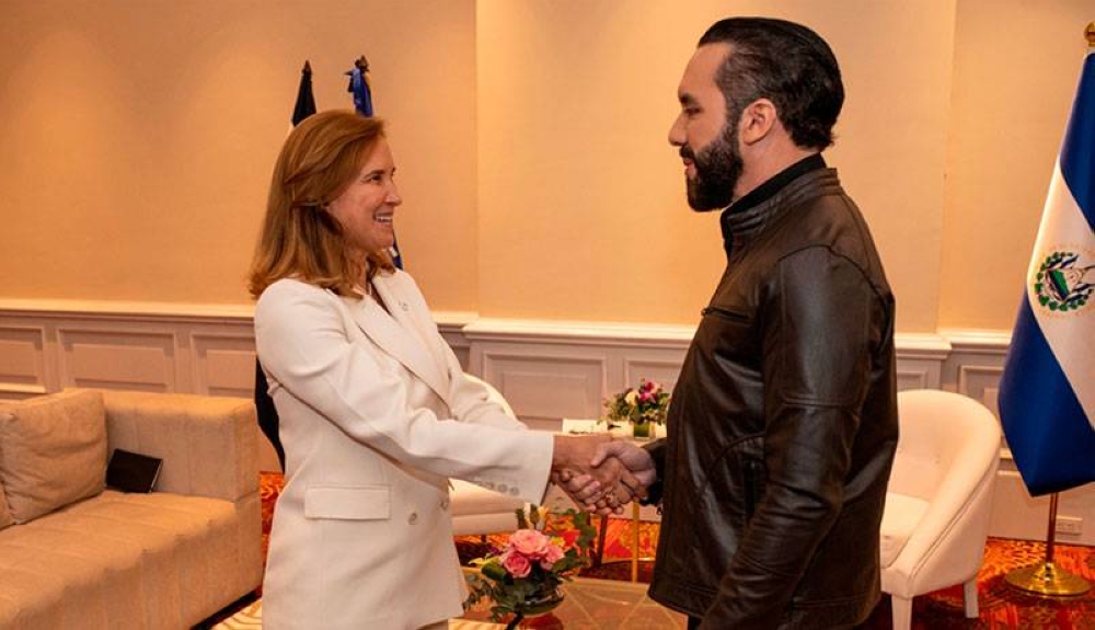 La presidenta del BCIE, Gisela Sánchez, se reunió con Nayib Bukele antes de participar en el Forou00a0KCAFTA. / BCIE_Org,image_description: