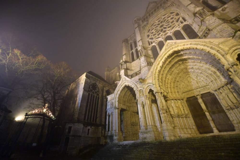 En abril de 2019, un incendio  devastó la cubierta y la estructura de esta obra maestra del arte gótico del siglo XII, uno de los monumentos más visitados de Europa. /AFP,image_description: