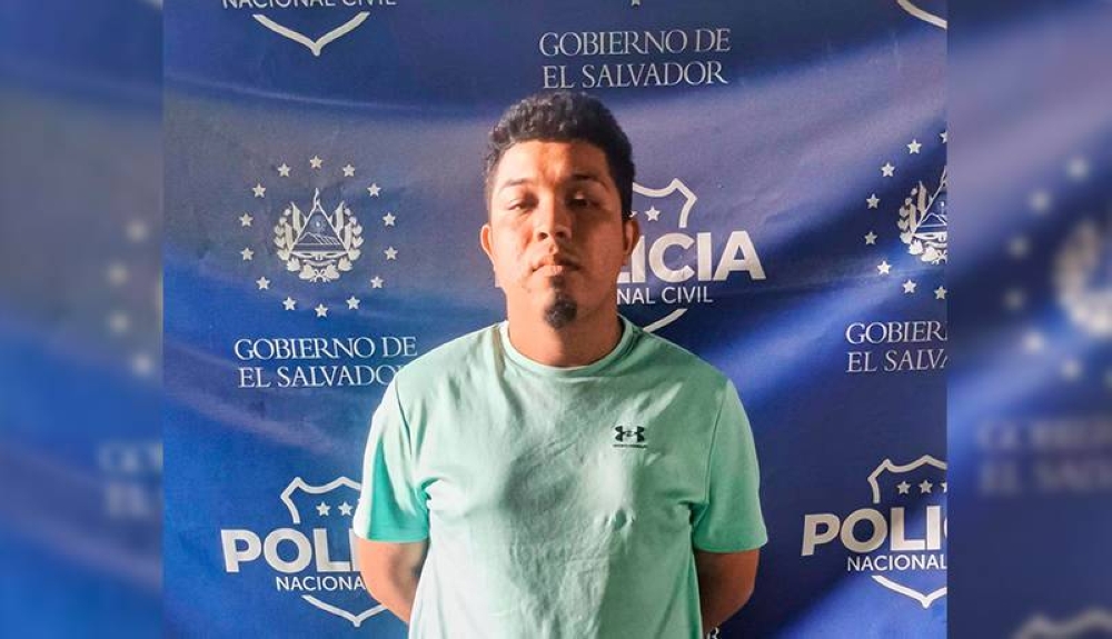 La captura fue realizada luego de que  se difundiera un video en la red social X donde evidencia Mendoza golpea a un sujeto en Santa Tecla. /PNC,image_description: