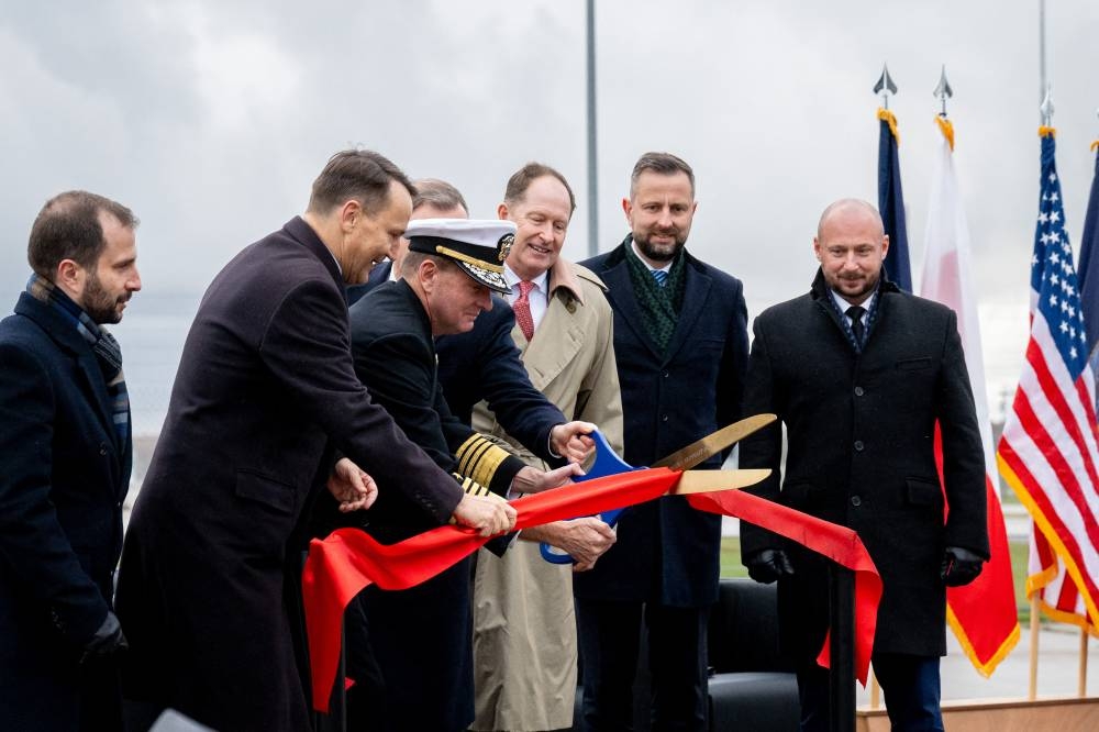 Autoridades de Polinia y Estados Unidos participan en la ceremonia oficial de inauguración del sistema de defensa antimisiles Aegis Ashore en Redzikowo, en el norte de Polonia. /AFP ,image_description: