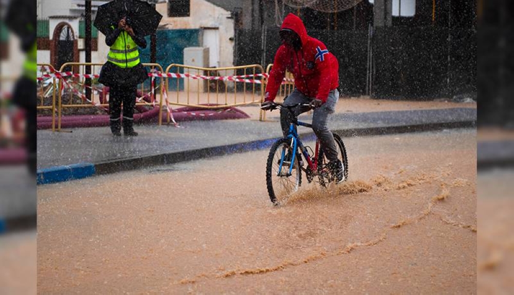 La agencia meteorológica nacional Aemet mantenía la alerta máxima, la roja, en la provincia andaluza de Málaga, en el sur, y en la de Tarragona, en el noreste, por esta nueva DANA depresión aislada en niveles altos o gota fría. , como se conoce al fenómeno. /AFP,image_description: