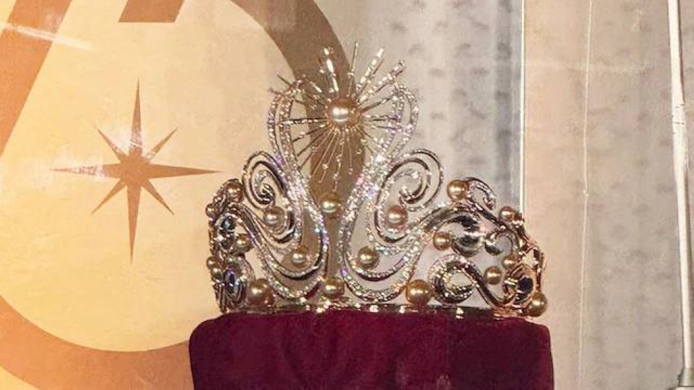 Esta corona única fue elaborada a mano por artesanos filipinos, con técnicas tradicionales, y se convertirá en un ícono histórico del concurso.,image_description: