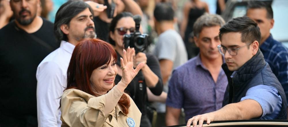 La expresidenta de Argentina, Cristina Fernández de Kirchner izq., saluda a sus seguidores a su llegada al Instituto Patria en Buenos Aires el 13 de noviembre de 2024, después de que un tribunal confirmara su condena por corrupción / Foto Luis Robayo AFP.,image_description: