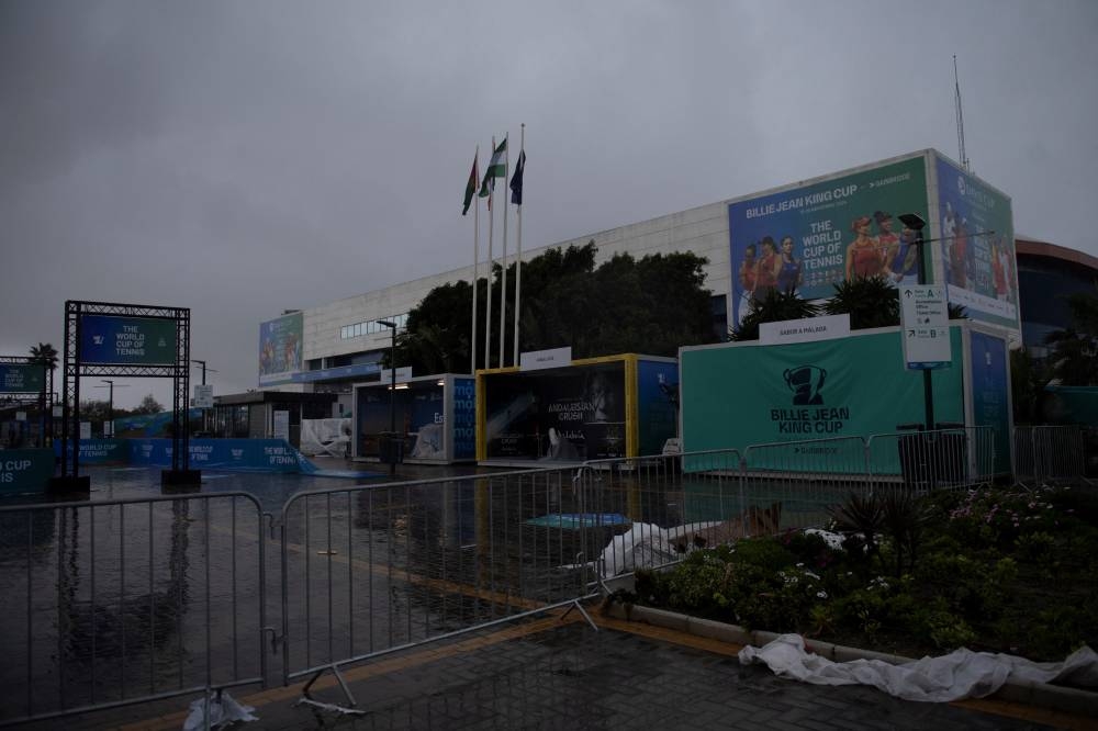 Una foto tomada el 13 de noviembre de 2024 muestra una vista del Palacio de Deportes José María Martín Carpena en Málaga, cerrado debido a fuertes lluvias. El inicio de la final de la Copa Billie Jean King de tenis entre España y Polonia en la ciudad del sur fue pospuesto debido a las fuertes lluvias/ Foto Jorge Guerrero AFP.,image_description: