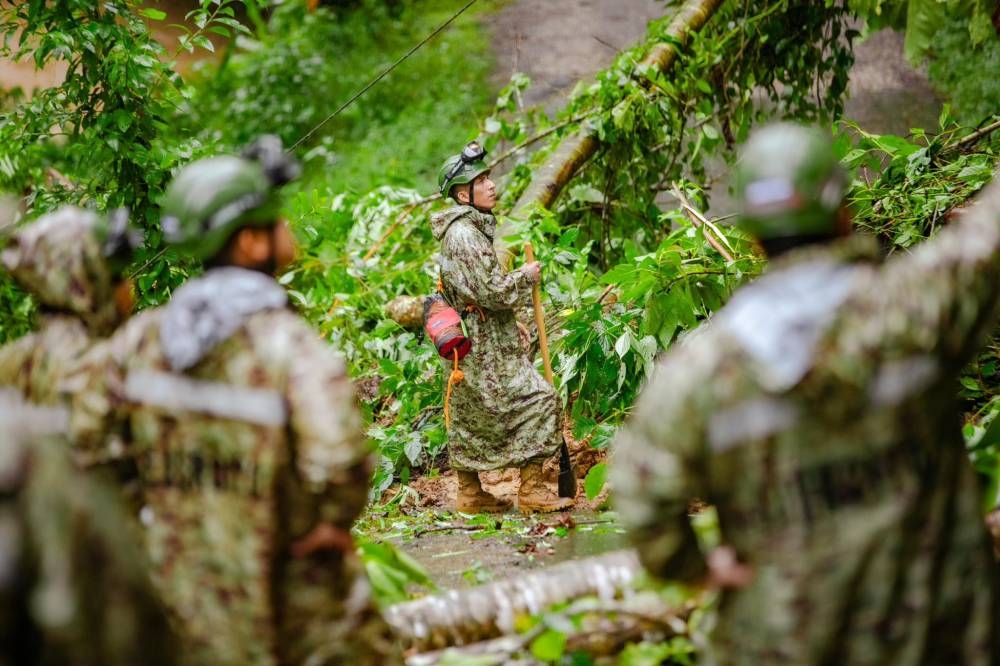 El ministro de la Defensa, René Francis Merino Monroy, integra el contingente, según las fotografías de la Fuerza Armada de El Salvador FAES. / FAES.,image_description: