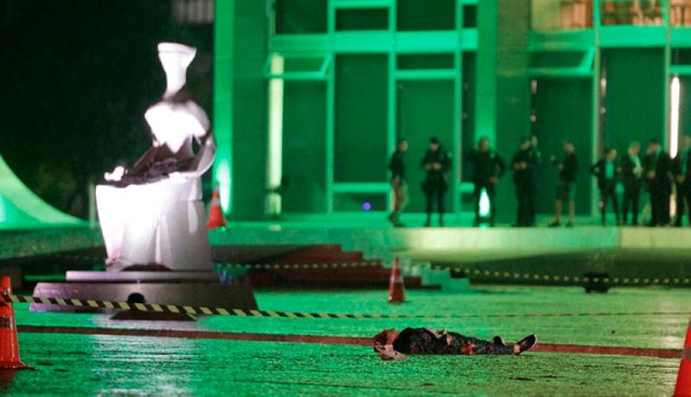 El cuerpo del hombre quedó frente a la corte suprema brasileña. / AFP,image_description: