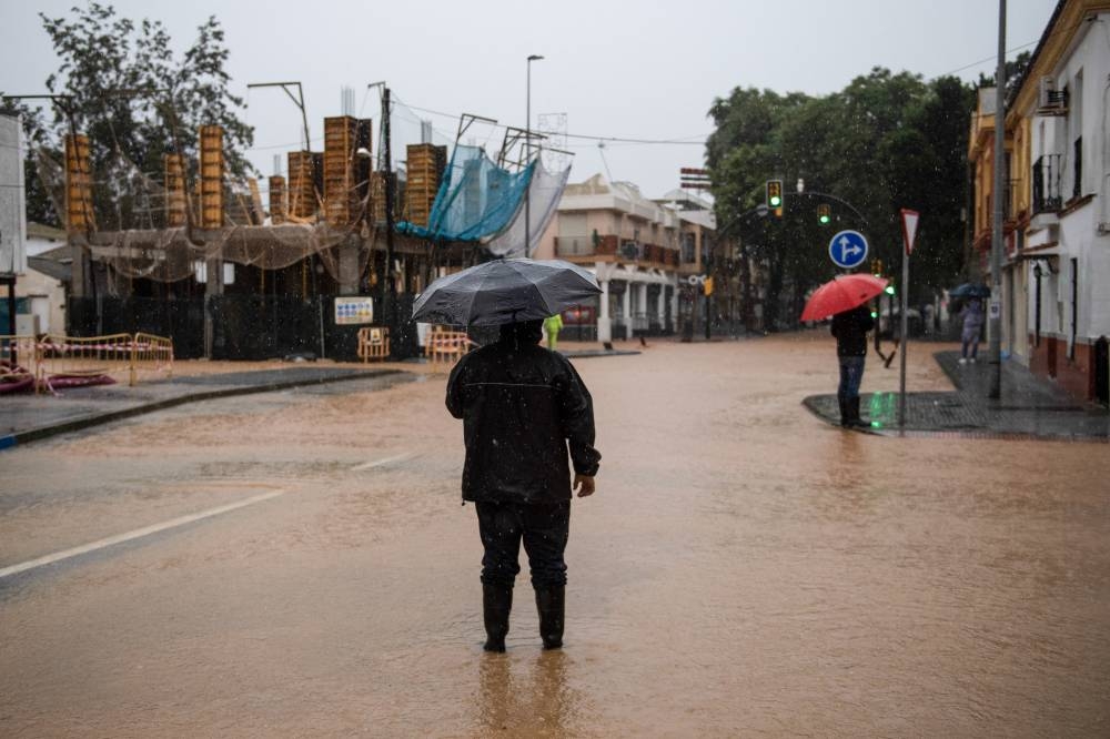 Durante la noche se registraron, según los datos de Aemet, 110 mm de agua en Alcudia de Veo, en el interior de la Comunidad Valenciana, y 88 mm en Chiva, uno de los municipios más afectados por las inundaciones de finales de octubre. /AFP ,image_description: