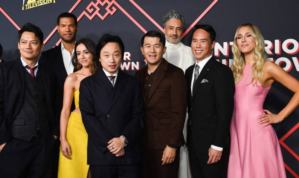 Los actores Archie Kao, Sullivan Jones, Chloe Bennet, Jimmy O. Yang, Ronny Chieng, el director Taika Waititi, el autor Charles Yu y la actriz Lisa Gilroy en la premier de Interior Chinatown este jueves en Los Ángeles. Photo by VALERIE MACON / AFP,image_description: