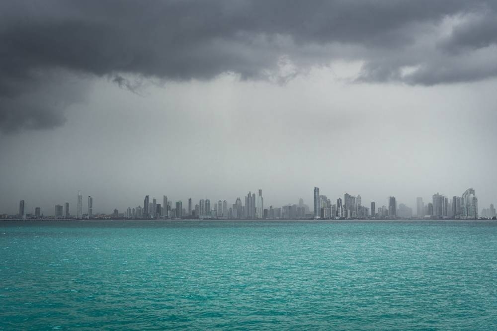 El año pasado, Panamá enfrentó una sequía que redujo el tráfico en el Canal de Panamá, el cual depende del agua dulce para su funcionamiento. Sin embargo, la situación ha mejorado este año gracias a las lluvias, que han sido abundantes desde mayo, lo que ha permitido la normalización de las operaciones. /Cortesía,image_description: