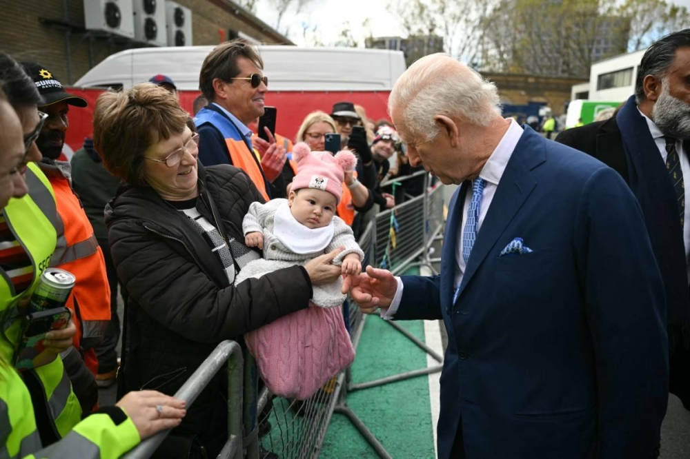 El monarca visitó hoy el proyecto Coronation Food. Photo by JUSTIN TALLIS / POOL / AFP