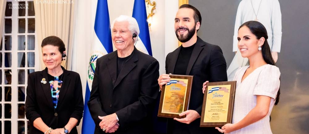 Tani Austin, William Austin, fundadores de Starkey Hearing Foundation recibieron una condecoración por el presidente de la república Nayib Bukele y la primera dama Gabriela de Bukele/ Foto Secretaría de Prensa de la Presidencia.,image_description: