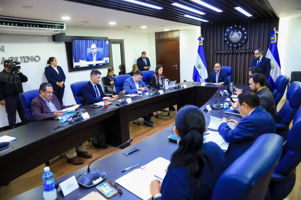 La Comisión Política de la Asamblea Legislativa recibe desde este jueves a los candidatos a presidenta de Corte de Cuentas. / AsambleaSV.,image_description: