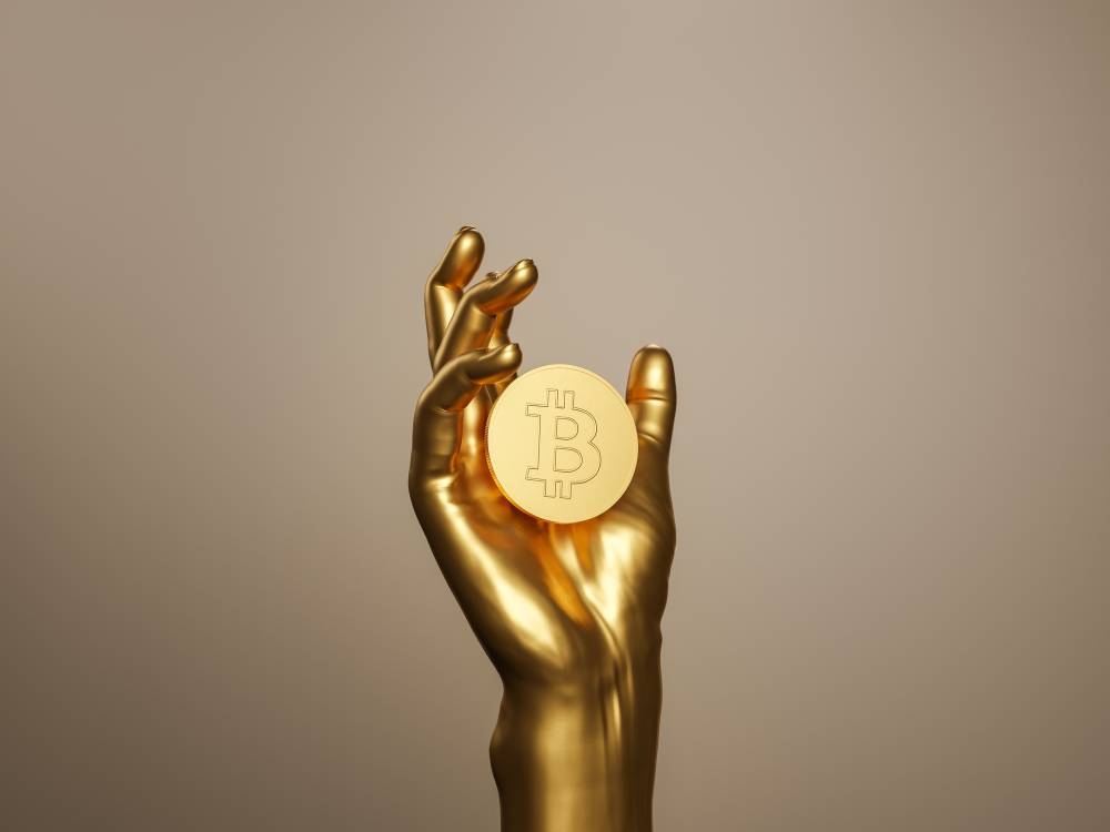 Imagen de carácter ilustrativa de bitcoin/ Foto cortesía.,image_description:golden hand holding a bitcoin