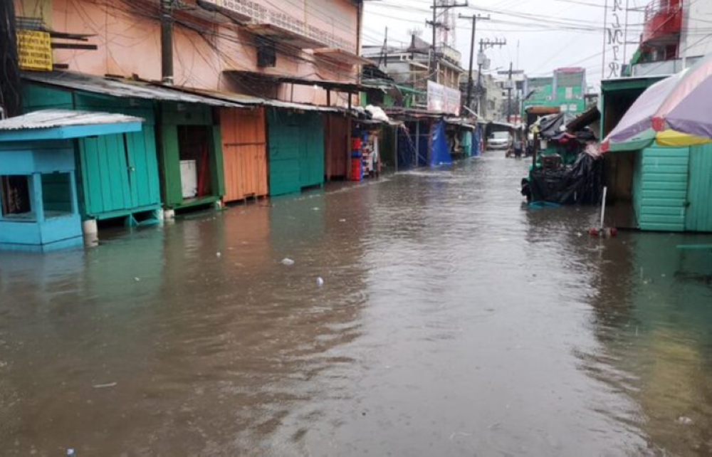 El mercado de La Ceiba, Honduras, afectado por las lluvias provocadas por la tormenta tropical Sara la tarde del jueves.,image_description: