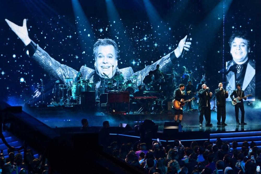 Leonel García y el grupo Reik honraron a su compatriota, el cantautor Juan Gabriel (1950-2016). Photo by Giorgio VIERA / AFP