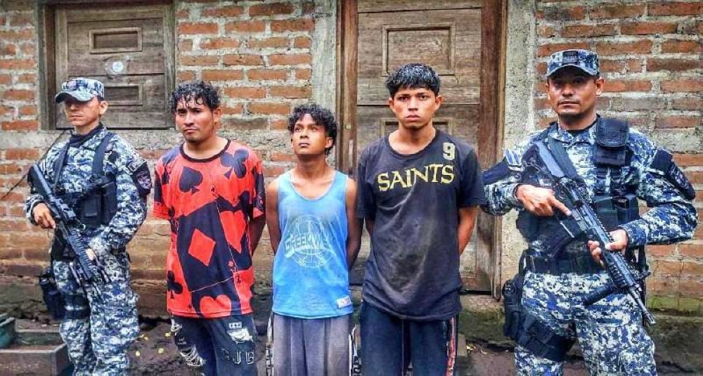  Roberto Carlos Vigil Palma, Nelson de Jesús Solano Hernández y Geovanni Elenilson Sigaran Zelaya fueron detenidos por transportar cinco paquetes de marihuana y demás elementos.,image_description: