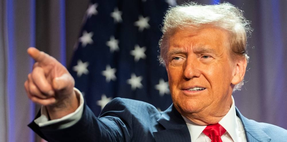 El presidente electo de Estados Unidos, Donald Trump, gesticula mientras habla durante una reunión con los republicanos de la Cámara de Representantes en el hotel Hyatt Regency en Washington, DC, el 13 de noviembre de 2024./Foto Allison Robbert AFP.,image_description: