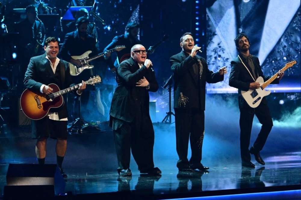 El trío Reik y Leonel García unieron sus talentos en la gala de los prestigiosos galardones, este jueves. Photo by Giorgio VIERA / AFP,image_description: