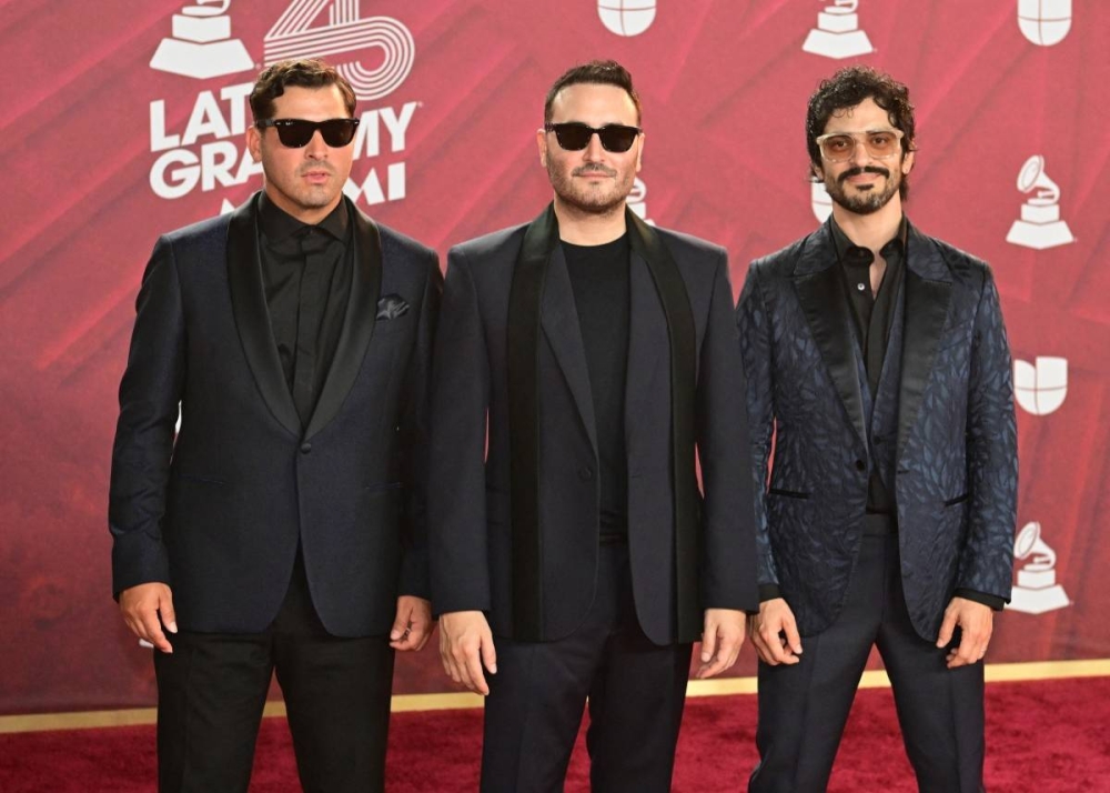 Bibi Marin, Julio Ramírez y Jesús Navarro en la alfombra roja del Latin Grammy 2024. Photo by Giorgio VIERA / AFP