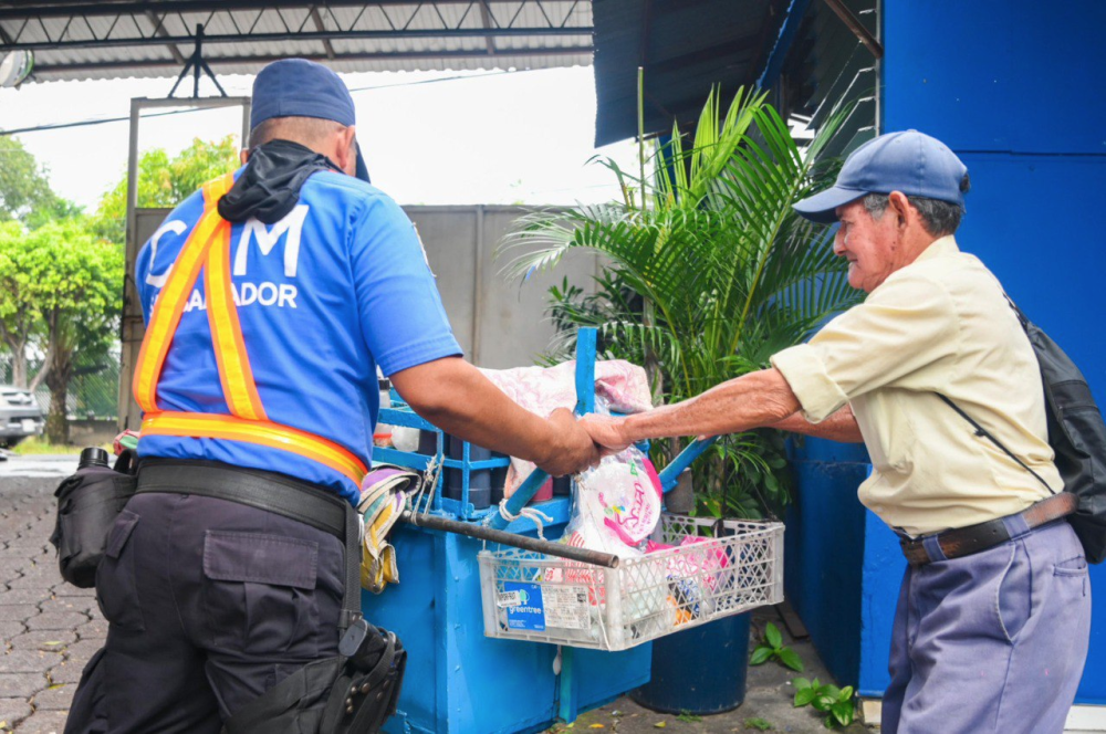 El CAM retuvo el jueves el carretón de venta de minutas al vendedor. La alcaldía divulgó su devolución el viernes y negó que se tratase de un decomiso. / Alcaldía de San Salvador.,image_description: