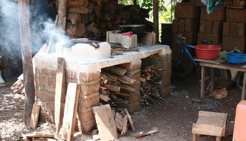 El uso de leña para preparar alimentos es un indicador de pobreza en El Salvador. /DEM,image_description: