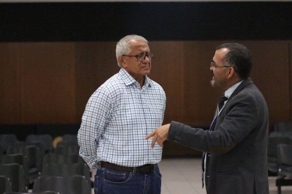 El exmilitar Camilo Hernández, uno de los acusados por la masacre, conversa con su abogado, durante la audiencia del viernes..,image_description: