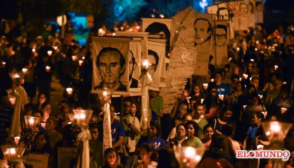 Ceremonia de los faroles, en homenaje a los mártires de la UCA, que se realiza cada año en el campus universitario. ,image_description: