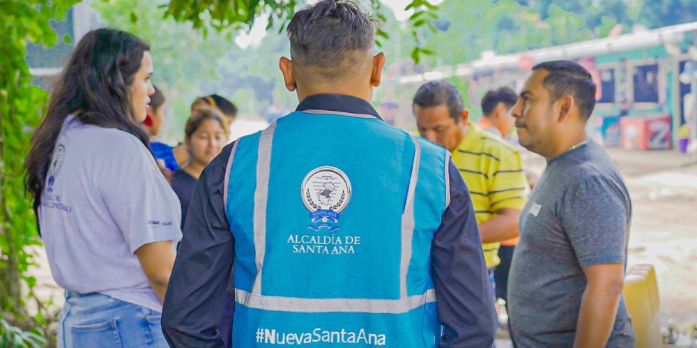 Personal de la municipalidad de Santa Ana Centro en una jornada de fumigación. La comuna hará un registro de migrantes para integrarlos a proyectos. / Alcaldía de Santa Ana.,image_description: