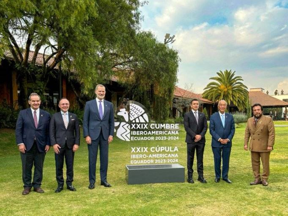 Vicepresidente Ulloa junto a jefes de Estado de la región y al rey de España, Felipe VI. / VCpresidenciaSV,image_description: