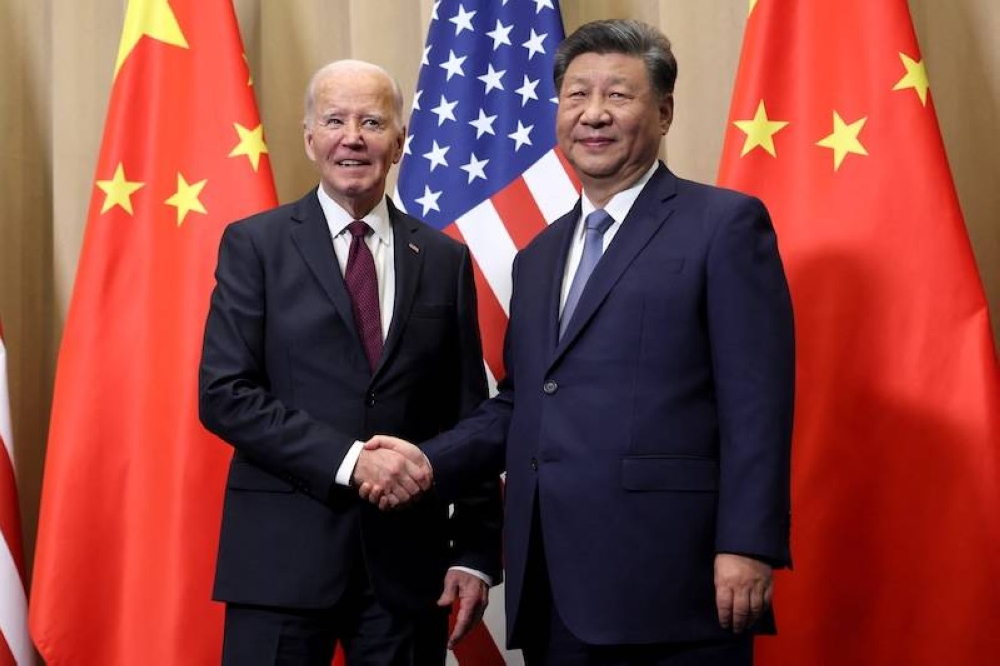 El presidente estadounidense Joe Biden izq saluda al mandatario chino Xi Jinping durante un encuentro en Lima, Perú, este sábado./ AFP,image_description:AsiaPacific Economic Cooperation APEC Summit