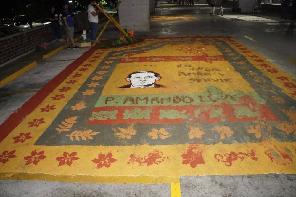 La comunidad universitaria también elaboró alfombras en memoria de los ocho asesinados. / Francisco Valle.