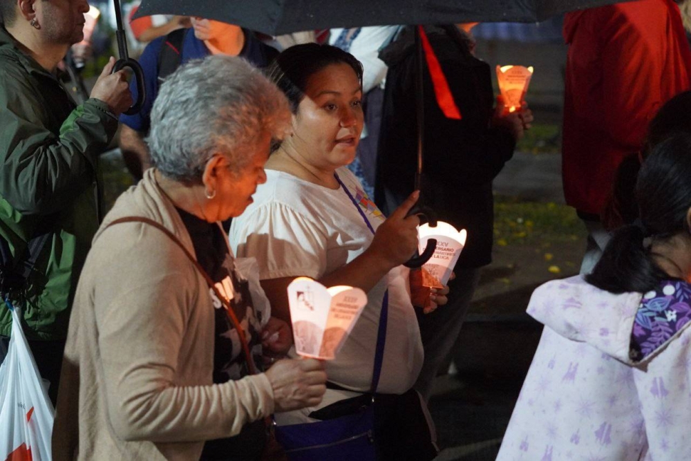 La comunidad universitaria participó en una procesión con farolitos entre las actividades de conmemoración. / Francisco Valle.,image_description: