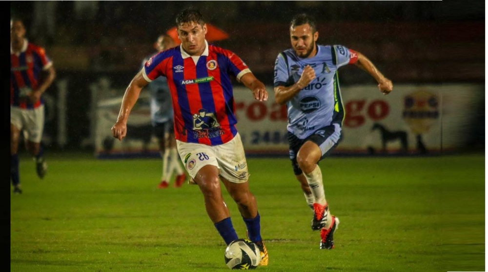 Emiliano Villar deja en el camino a Marvin Monterroza. / CD FAS 