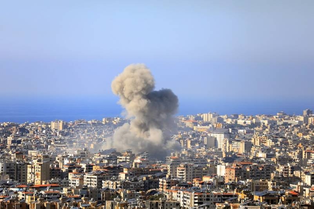 El humo se eleva sobre los edificios durante un ataque israelí en los suburbios del sur de Beirut, en medio de la guerra en curso entre Israel y Hezbolá./AFP,image_description: