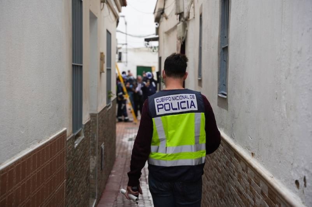 La Policía Nacional de España detuvo a los integrantes del cártel de Sinaloa presuntamente relacionados con delitos de tráfico de drogas, blanqueo de capitales, secuestro y asesinato./EP ,image_description:Operación policial Amazona en la barriada de la Bachillera Sevilla