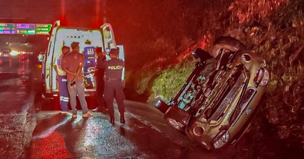 En un accidente en la Carretera de Oro una persona resultó lesionada tras volcar su vehículo/SEM,image_description: