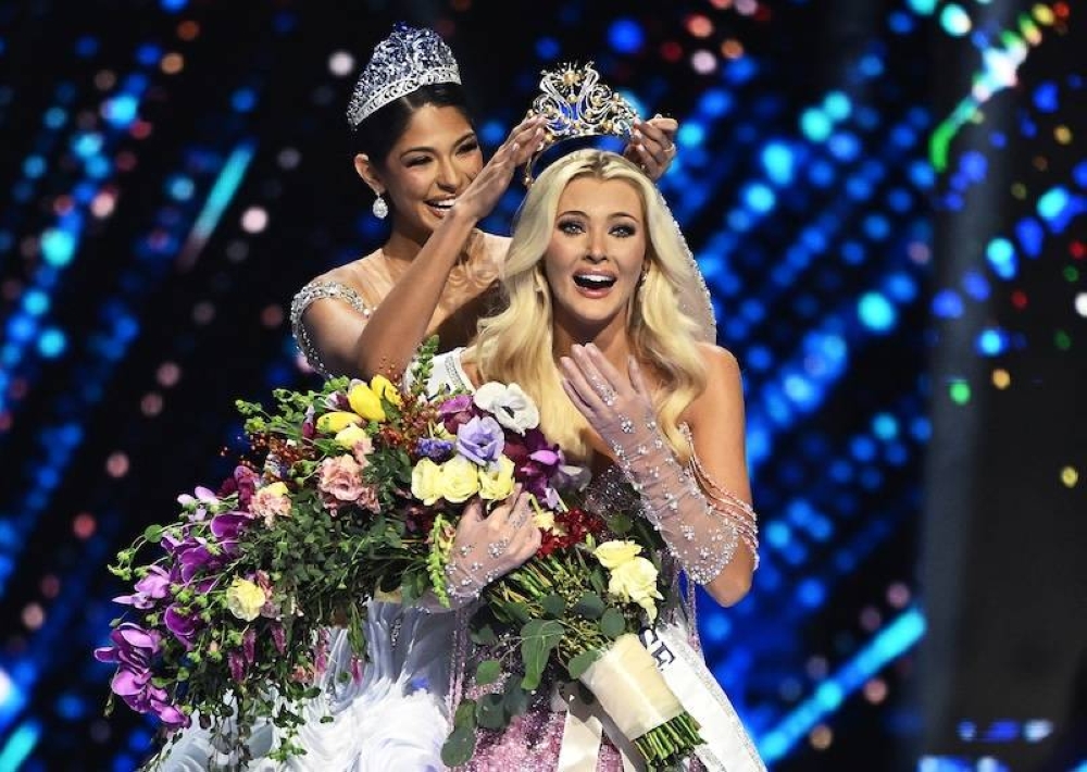 La ganadora de Miss Universo 2024, Victoria Kjaer Theilvig de Dinamarca, reacciona al ser coronada por su antecesora, la nicaragu00fcense, Sheynnis Palacios, tras ganar la 73u00aa edición del certamen Miss Universo en la Ciudad de México el 16 de noviembre de 2024./ AFP,image_description: