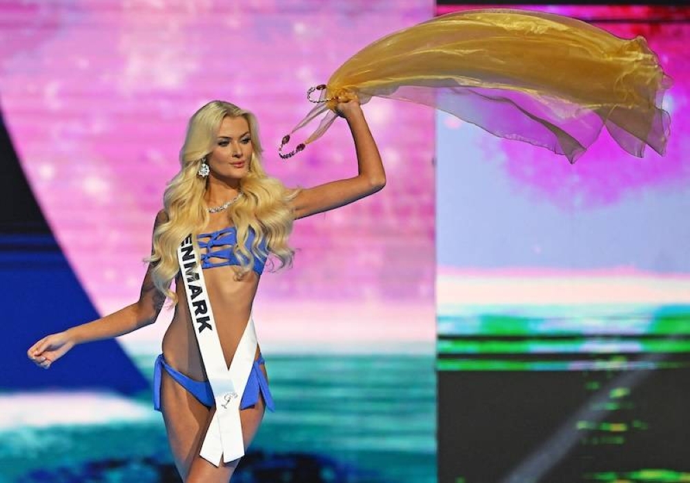 Miss Dinamarca, Victoria Kjaer Theilvig, hace un gesto mientras compite en la sección de traje de baño de la 73ª edición del certamen Miss Universo en la Ciudad de México el 16 de noviembre de 2024. /AFP