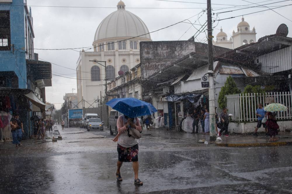 La tormenta tropical Sara arrastra la humedad desde el océano Pacífico hacia El Salvador. / DEM.,image_description: