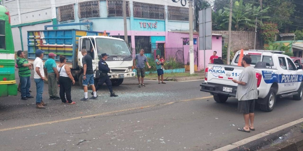 El choque entre un autobús y un camión dejó cinco lesionados en Ahuachapán. /PNC,image_description: